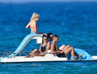 Penuh Perhatian, Manisnya Liburan Kourtney Kardashian & Brondong