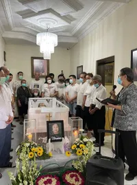 Penuh Toleransi Meski Beda Agama, 7 Potret Pemakaman Ibu Mertua Inul Daratista - Tampak Tegar Dampingi Adam Suseno