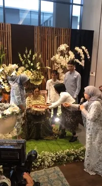 Perayaan 7 Bulan Kehamilan Aura Kasih, Sakral Penuh Khidmat