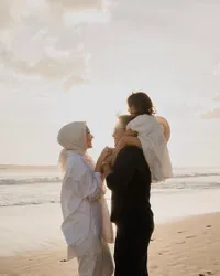Pergi ke Bali, Ini 8 Potret Bahagianya Baby Rumi Anak Dian Pelangi Main ke Pantai - Murah Senyum Banget!