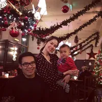 Pergi ke Eropa, Keluarga Laura Basuki Sambut Natal Sambil Liburan