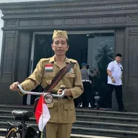 Peringati Hari Pahlawan, Presiden Jokowi 'Ngonthel' Sepeda Jadul