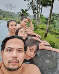 Pernah Bercerai, 10 Seleb Ini Bahagia Dengan Pasangan Barunya