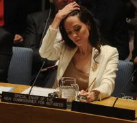 Pernah Ingin Kerja di Pemakaman, Ini 8 Fakta Unik Angelina Jolie