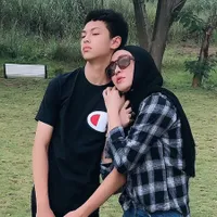Pernah Kecewakan Karena Mualaf dan Jadi Politisi, Ini 8 Potret Angelina Sondakh Kunjungi Makam Sang Ayah Bersama Keanu Massaid