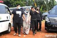 Pernah Kehilangan Kakak Perempuan, Ini 10 Potret Ivan Gunawan yang Kuat dan Tegar di Pemakaman sang Ayah