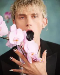 Pernah Terlibat Perseteruan Dengan Conor McGregor, Berikut 7 Potret Machine Gun Kelly Yang Pada Ajang American Music Awards 2021 Mendapat Penghargaan Favorite Rock Artist!