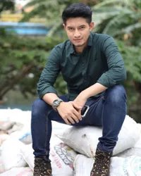 Pernah Viral karena Salat di Kereta, Ini 8 Potret Chand Kelvin Sekarang - Tetap Rajin Sambangi Makam Olga Syahputra Meski Sibuk Kuliah S2 di Malaysia