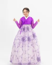 Perpaduan Budaya 2 Negara, Intip 7 Potret Cantiknya Rossa Pakai Hanbok Motif Batik - Makin Terlihat Awet Muda di Usia 43 Tahun