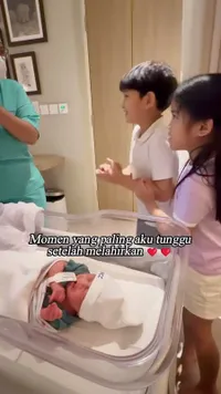Pertemuan Pertama Tiga Anak Nina Zatulini Lihat Adik yang Baru Lahir, Menyentuh Hati