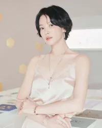 Pesona Aktris Korea Bondol Era 2025, Ada Song Hye Kyo - Son Ye Jin
