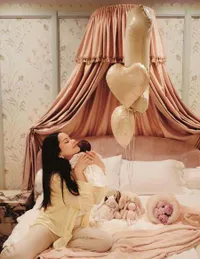 Pesona Alyssa Daguise Momong Baby Soso, Stunning Meski Tanpa Makeup