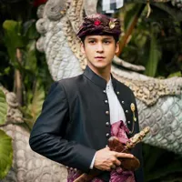 Pesona Antonio Blanco Jr Pakai Baju Adat Bali, Sebut Dirinya Bali Premium