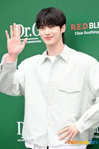 Pesona Byeon Woo Seok di Pop-up Store Dr. G, Visualnya Nggak Ada Obat