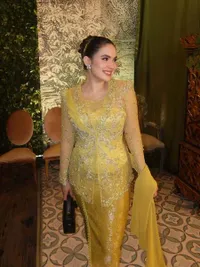 Pesona Cantik Steffi Zamora Jadi Bridesmaid, Tampil Anggun dalam Balutan Kebaya Kuning Emas