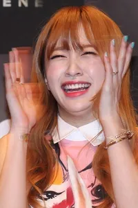 Pesona Idol Cantik Korea Saat Ngakak Kebangetan, Cute Atau...