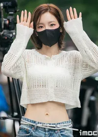 Pesona Idol dengan Pengalaman 15 Tahun, Foto SNSD yang Terlihat Elegan dan Hot Saat Syuting Buat Music Bank