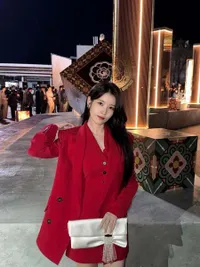 Pesona IU Pakai Red Outfit di PERFECT CROWN, Merahnya Mewah