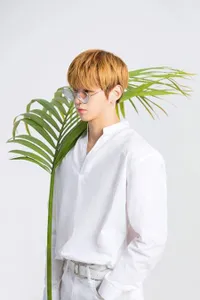 Pesona Kang Daniel Jadi Model Untuk Brand Kacamata, Super Tampan!