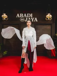 Pesona Mikha Tambayong di Pemutaran Perdana 'ABADI NAN JAYA', Dapat Kecupan Manis Deva Mahenra