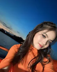 Pesona Putri Isnari dalam Balutan Turban di Aqiqah Keponakan Hingga Pose di Langit Senja dengan Caption yang Dalem Banget!