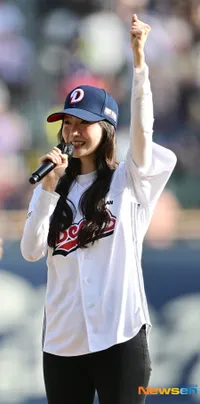Pesona YoonA SNSD Lempar First Pitch, Cantiknya Bikin Salfok
