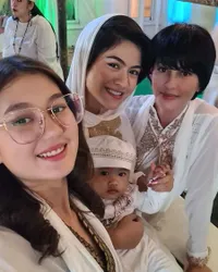 Pesonanya Nggak Luntur di Usia Kepala 5, 8 Potret Cantiknya Meriam Bellina Saat Buka Bersama