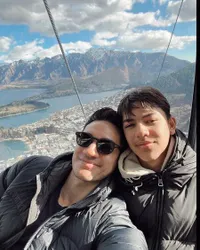 Pesonanya Saingi Sang Ayah, 10 Potret Andrew White Asyik Liburan Bareng Jason - Serasa Kakak Beradik dengan Anak Sendiri