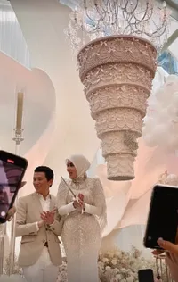 Pesta Mewah Ultah Syahrini ke-45 di Jakarta, Digelar di Penthouse - Cake Chandelier Raksasa