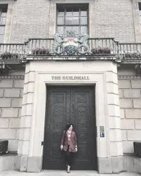 Petualangan Tika Panggabean di UK, Nonton Coldplay Dari Dekat!