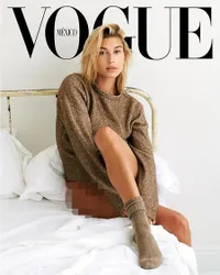 Photoshoot Bareng Vogue, Hailey Baldwin Topless & Pamer Cincin