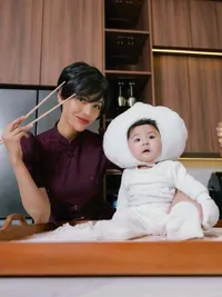 Photoshoot Erika Carlina dan Sang Anak di Tahun Baru Imlek, Gemasnya Andrew Cosplay Pangsit!