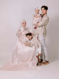 Photoshoot Maternity Terbaru Lesti Kejora, Kompak Bareng Suami dan Anak