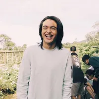 Pilih Jadi Solois, 8 Potret Restu Anak Charly Van Houten yang Makin Ganteng - Aura Bintang Kian Terpancar