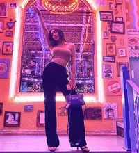 Pilih Tinggal di Bali, Millen Cyrus Santai Hangout ke Cafe dan Pantai Seolah Tak Ada Virus Corona
