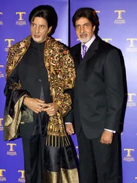 Pinang Dibelah Dua, Selebriti Bollywood Pose Dengan Diri Sendiri
