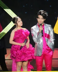 Pink Couple Menggebrak Panggung D'Academy 6 Top 3! 8 Potret Novia (Serang) Duet Penuh Chemistry Bareng Afan DA