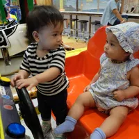 Playdate Baby Ghilli & Nastusha, Pelukan di Atas Choochoo Train