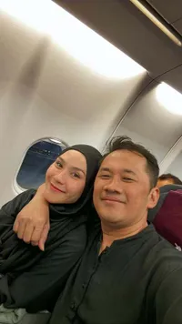 Pontang-panting Pulang dari Palestina, 7 Potret Zaskia Adya Mecca dan Hanung Bramantyo Hadiri Wisuda Anak Tepat Waktu
