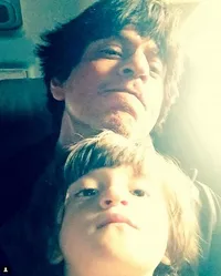 Pose - Pose Kembar AbRam Khan dan SRK, Bak Pinang Dibelah Dua!