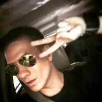 Pose Cool Bertrand Antolin Saat Selfie, Nggak Pernah Pakai Senyum