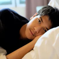 Pose di Tempat Tidur, Tatapan Mata Iqbaal Ramadhan Bikin Meleleh!
