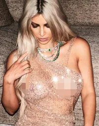 Pose Hot Kim Kardashian di Pemotretan Terbaru, Cantik Menawan!