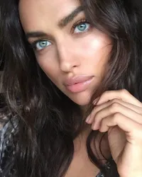 Pose Mandi Hingga Tanpa Make Up, Irina Shayk Memang Hot Menggoda