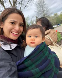 Pose Menggemaskan Acha Septriasa & Baby Brie di Niagara, Lucu!