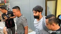 Positif Gunakan Sabu dan Ganja, 8 Potret Ammar Zoni yang Santai Berjalan Sambil Digelandang Petugas - Hanya Diam dan Menangis