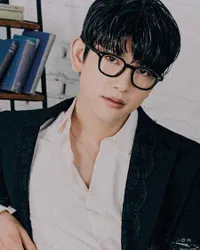 Posting Kegiatan Wajib Militer, 8 Potret Jinyoung GOT7 Makin Ganteng dan Maskulin Pakai Seragam Wamil