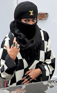 Pot Bunga Hingga Masker, Ini Cara Seleb Hindari Sorotan Paparazzi