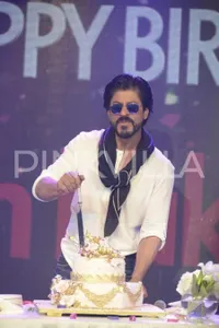 Potong Kue Ultah, Shahrukh Khan Ditemani Gadis Berbaju Mini