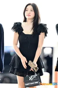 Potret 5 Member Red Velvet di Bandara Menuju Indonesia, Gayanya Seperti Putri Bangsawan